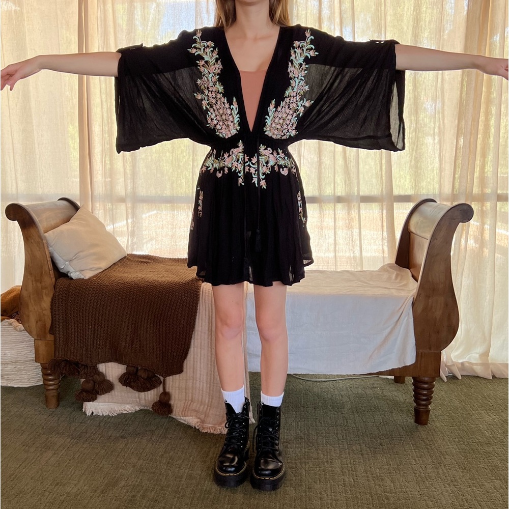 Free People kimono sleeve tunic with beautiful embroidery size xs